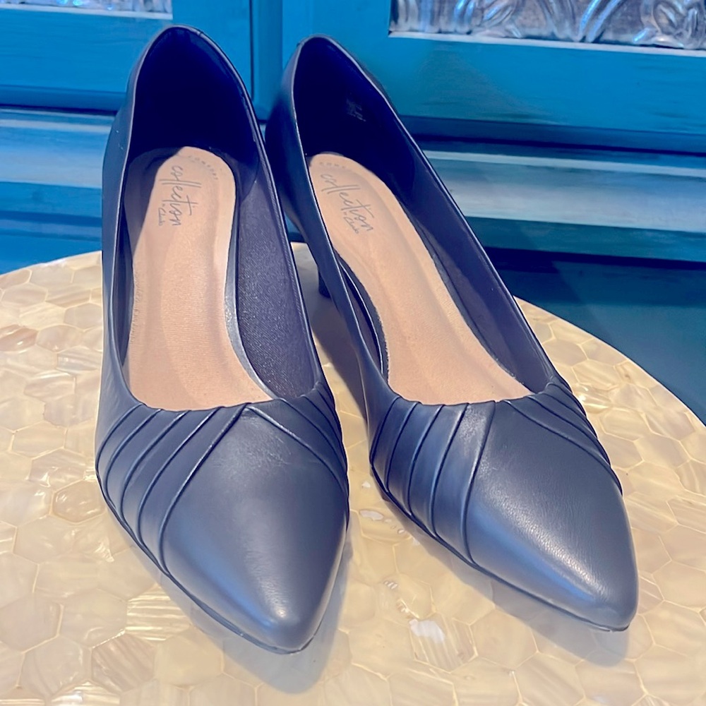 Navy leather Clarks kitten heel pumps